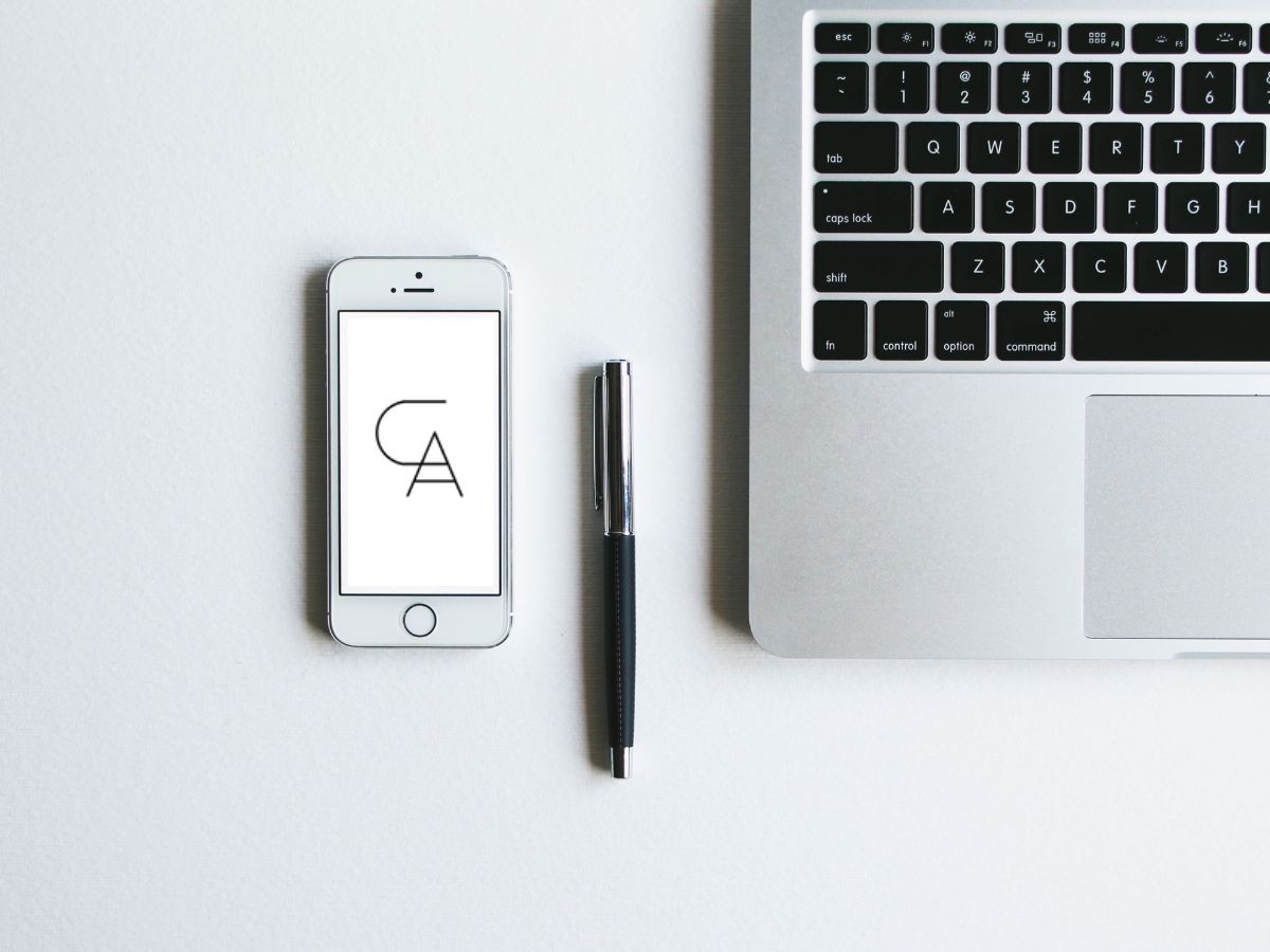 Teléfono y ordenador de psicólogo en Barcelona listos para tratar depresión, ansiedad y más